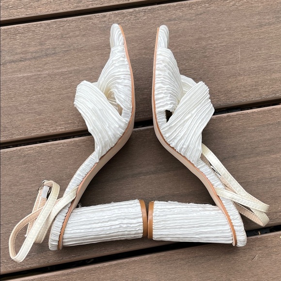 Ruffled Twist Top Fabric Covered White Women's Heeled Sandals - Size 7.5 - Picture 13 of 13